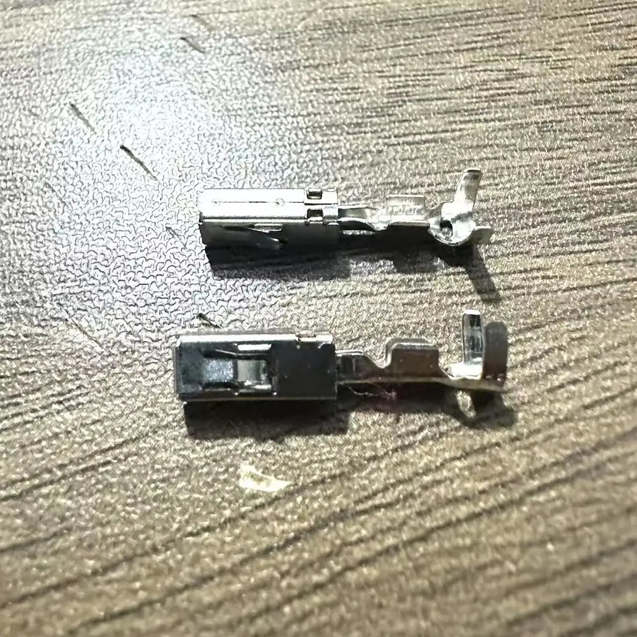 XG7046Y-3.5-11/21 Tyco Amp 4 Pin Female Waterproof Automotive Electric Connector 1-1418390-1